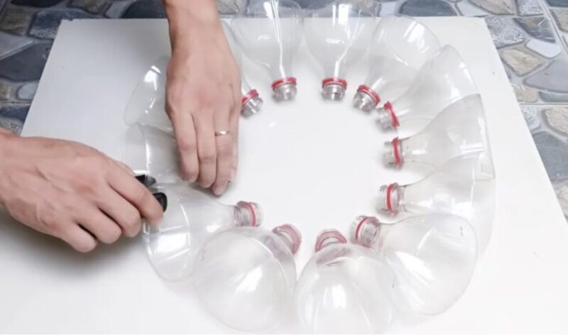 Il mio vicino voleva le mie bottiglie di plastica vuote: Vedendo come le usava, ho iniziato a raccoglierle anch’io: un’idea brillante!