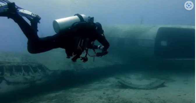 Un gruppo di marinai ha fatto una scoperta incredibile: un aereo sommerso di grande valore storico e una sorpresa inaspettata։
