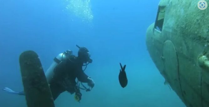 Un gruppo di marinai ha fatto una scoperta incredibile: un aereo sommerso di grande valore storico e una sorpresa inaspettata։