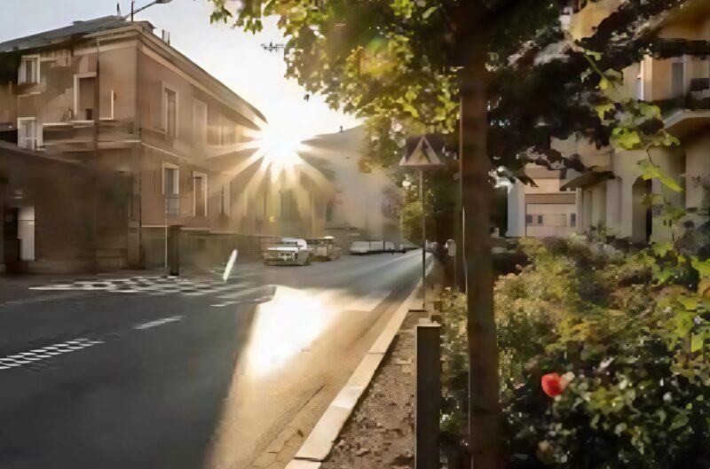 Un uomo per strada chiese aiuto a una donna con un’espressione fredda e severa, tuttavia solo pochi secondi dopo ciò che accadde sul posto sconvolse tutte le persone presenti in strada