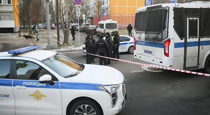 Il poliziotto ha messo nella borsa della donna un pacchetto di droga per poterla arrestare ։ Tuttavia, quando la donna ha scoperto questo inganno, ciò che ha fatto al poliziotto ha scioccato tutti
