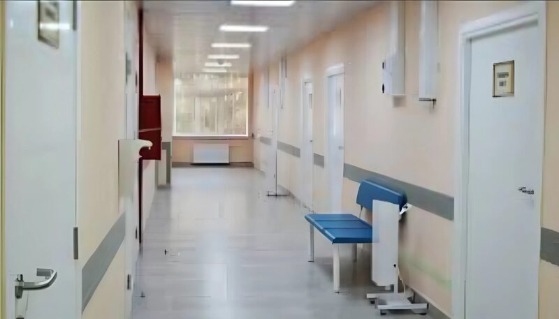 Non ero ancora riuscita a rimettermi in piedi dopo l’operazione quando mio marito entrò nella stanza d’ospedale insieme alla sua amante per farmi del male ։ Ma quando guardai il sorriso beffardo di quella donna e vidi il gioiello che indossava, restammo tutti paralizzati da ciò che venne alla luce