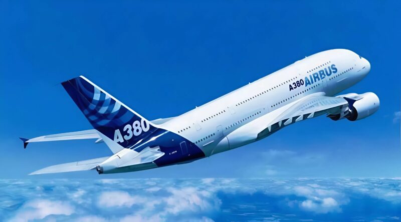 L’assistente di volo ha schiaffeggiato un uomo seduto in prima classe, ma quando lui si è alzato, l’intero aereo si è paralizzato per ciò che è accaduto in quel momento